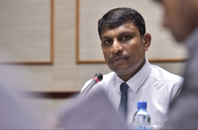 ރިޔާޒުގެ ފޮޓޯތަކެއް ހެދި ކަމަށް ތުހުމަތުކޮށް މީހެއްގެ ފޯނު ފުލުހުންގެ ބެލުމުގެ ދަށަށް!