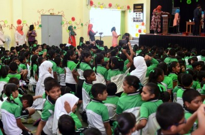 ގްރޭޑް އެކެއްގެ ގިނަ ދަރިވަރުންނަށް ދިމާވަނީ އަނގައިގެ މައްސަލަތައް