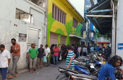 ޑޮލަރު ކިއޫ ބޮޑުވެއްޖެ، ކިއޫ ނަމްބަރު ވިޔަފާރިއަކަށް!