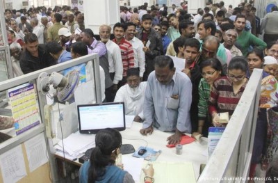 އިންޑިއާގައި ޓޫރިސްޓުންނަށް ވެސް ފައިސާގެ ދަތިކަން ފޯރަން ފަށައިފި