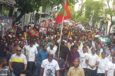 މުޒާހަރާގައި ބައިވެރިވެގެން ވަޒީފާއިން ކަނޑާލި ފެނަކައިގެ ހަތަރު މުވައްޒަފަކަށް ތިން ލައްކައެއްހާ ރުފިޔާ ދީފި