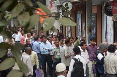 ފައިސާގެ ބޮޑެތި ނޫޓުތައް އުވާލުމުން އިންޑިއާގެ އިދިކޮޅު ޕާޓީތައް މުޒާހަރާ ކުރަނީ