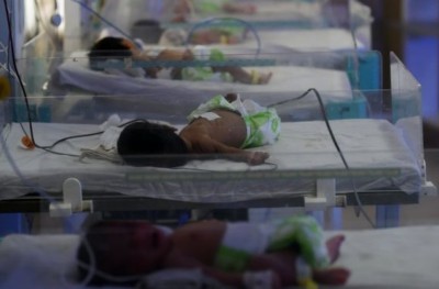 ފޮށިގަނޑުތަކެއްގައި ތުއްތު ކުދިންތަކެއް ވަގަށް ބޭރު ކުރަން އުޅެފި