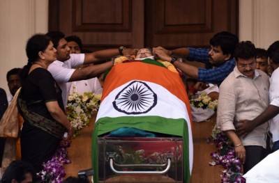 ޖަޔަލަލިތާ: ދެކުނު އިންޑިއާގައި އުފެދުނު ވަރުގަދަ ސިޔާސީ "މަންމަ" އެއް