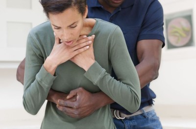 ކަރުގައި އެއްޗެއް ތާށިވުމުން ފުރާނަ ސަލާމަތްކޮށްދޭ އުކުޅު އީޖާދު ކުރެއްވި ޑޮކްޓަރު އަވަހާރަވެއްޖެ