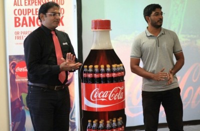 ކޯކުގެ އާ އަހަރުގެ ޕްރޮމޯޝަން: 54 މީހަކަށް ބެންކޮކް ދަތުރާއި އަހަރު ދުވަހު ހިލޭ ކޯކް