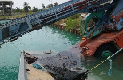 ފަޅުގައި އޮތް ދޯންޏެއްގެ މައްޗަށް ކެރޭނެއް ވެއްޓި ދޯނި ބިނދި ކެރޭން އަޑިއަށް