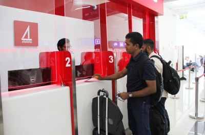 އެއާޕޯޓުން ޑޮލަރު ދޫކުރަން ފަށައިފި، ފުރަތަމަ 10 މީހުންނަށް ހަދިޔާއަކަށް 100 ޑޮލަރު