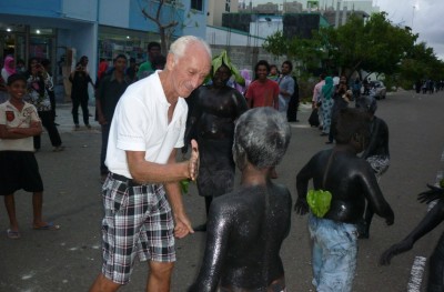 ޖޯން: ބައެއް މީހުން ގަބޫލުކުރަނީ ދިވެހި ބަޔަކު އޭނާ އަށް ލަނޑުދިނީ ކަމަށް