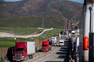 މެކްސިކޯގެ ބޯޑަރުގައި ފާރެއް ރޭނުމަށް ޓްރަމްޕް އަންގަވައިފި