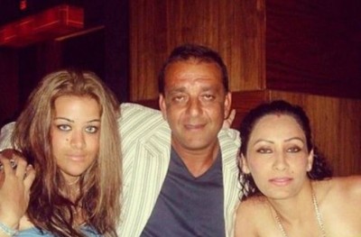 ސަންޖޭދަތުގެ ދަރިފުޅު ޒުވާން ދޮންމަންމައާ އެކު އުފަލުން