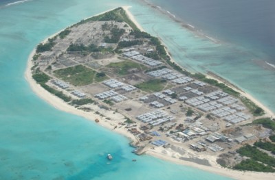 މީހެއްގެ މޫނަށް އަނެއްކާ ވެސް ކެމިކަލް ޖަހައިފި