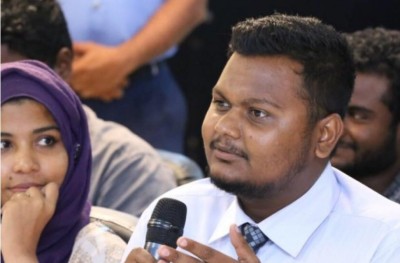 ރާއްޖެ ޓީވީގެ ފައިރޫޒާއި އަޒްމޫން ފުލުހަށް ހާޒިރުކުރަނީ