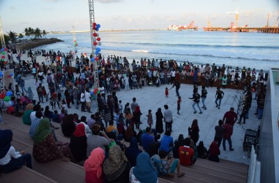 ފްލޭޝް މޮބްގެ ހަރަކާތާއެކު 100 ޕްލަސްގެ ޚާއްސަ ހަވީރެއް ބާއްވައިފި