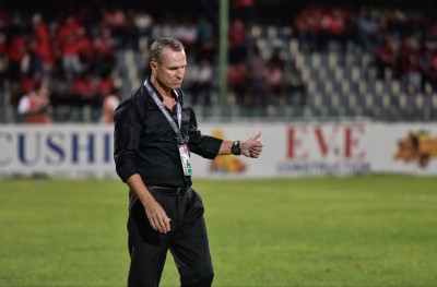 މެޗު އެނބުރުނީ ފަސް މިނެޓަށް ސަމާލުކަން ގެއްލިގެން: ކޯޗު