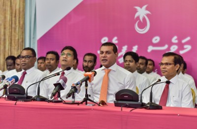 ސަރުކާރު ފަޅީގައި ތިއްބެވި މެމްބަރުން އިދިކޮޅު ކޯލިޝަނާ ގުޅުމަށް ގޮވާލައިފި