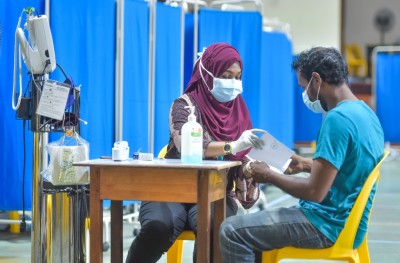 ސްވައިން ފްލޫ ޖެހިގެން ހާލު ބޮޑުވި އަންހެންމީހާ ދޫކޮށްލައިފި
