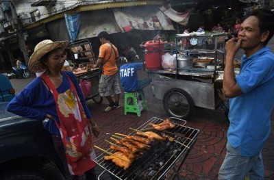 ބެންކޮކްގެ މަގުމަތީގައި ކާބޯތަކެތި ވިއްކުން މަނާކުރަނީ