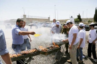 ފަލަސްތީނުގެ ގައިދީންނަށް ޖެއްސުން ކުރަން އިޒްރޭލުން ބާބެކިއު ބާއްވައިފި