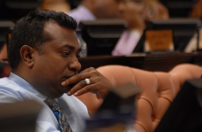 ޖާބިރުގެ ޔޮޓް ޓުއާސްގެ އަތުން ތިން މިލިއަން ޑޮލަރު ހޯދަން ދައުވާކޮށްފި