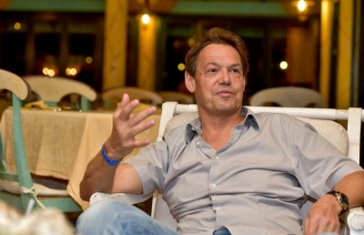 ސަން އައިލެންޑަށް މި ޑޮކްޓަރުގެ އޮތީ ހާއްސަ ލޯތްބެއް