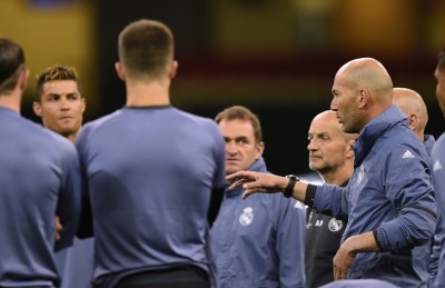 ފައިނަލުގެ ކުރިން ޒިދާންގެ ތައުރީފް ރޮނާލްޑޯ އަށް