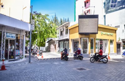 މަގުމަތިން ހުއްޓުވައި ބިރުދައްކައިގެން ފޭރެނީ!