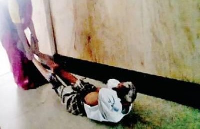 ފުރޮޅުލީ ގޮނޑިއެއް ނުލިބިގެން މީހަކު ފިރިމީހާ ބިންމަތީގައި ދަމާފައި ގެންގޮސްފި