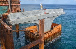 ބްރިޖުގެ ގިނަ މަސައްކަތްތަކެއް ނިމިއްޖެ، ޑެކު އަޅަން ފަށަނީ