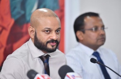 ފާރިސް އަށް ކުރާ ދައުވާއާ ގުޅޭ ލިޔުންތައް އޭނާއާ ހަވާލުކޮށްފި
