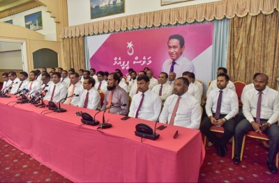 މެމްބަރުންގެ ޝަކުވާ ބޮޑުވެ، ރައީސް ޔާމީން ވައިބާ ގްރޫޕުން ނެރެދޭން އެދިވަޑައިގެންފި