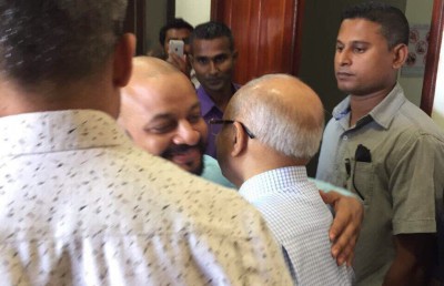 ފާރިސްގެ ޝަރީއަތަށް މައުމޫން ވަޑައިގެންފި