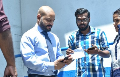 ފާރިސްގެ ޝަކުވާތަކާ ހެދި އޭނާގެ ޝަރީއަތް ބުރާސްފަތިދުވަހަށް ފަސްކޮށްފި