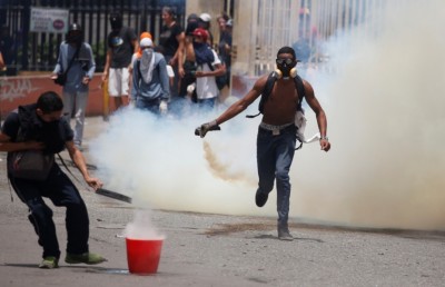 ވެނެޒުއެލާ ސަރުކާރާ ދެކޮޅަށް އެތައް މިލިއަން ބަޔަކު މުޒާހަރާ ކުރަނީ