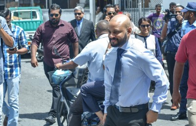 ފާރިސްގެ ޝަކުވާތަކާ ހެދި އޭނާގެ ޝަރީއަތް ބުރާސްފަތިދުވަހަށް ފަސްކޮށްފި