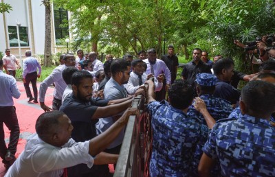 ފުލުހުންނާއި ސިފައިން ގާނޫނާ ހިލާފުވި ކަމަށް ބުނެ މަޖިލީހަށް ހުށަހަޅައިފި