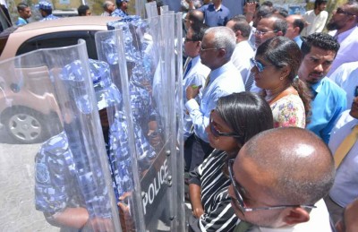 މެމްބަރުން ފުލުފުލުގައި ފުލުހަށް، ހަމަނޭވާލާނެ ވަގުތެއް ނެތް!