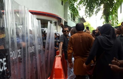 ފުލުހުން މަޖިލިހުގެ އިދާރާ އަށް ވަދެ ގަދަކަމުން މެމްބަރުން ނެރެފި