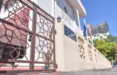 ރައްޔިތުންގެ މަޖިލިހުގެ ގޭޓްތައް ތަޅުލައިފި، ސިފައިން ފޯރިމަރަނީ