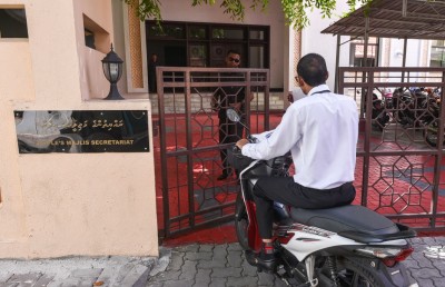 ރައްޔިތުންގެ މަޖިލިހުގެ ގޭޓްތައް ތަޅުލައިފި، ސިފައިން ފޯރިމަރަނީ