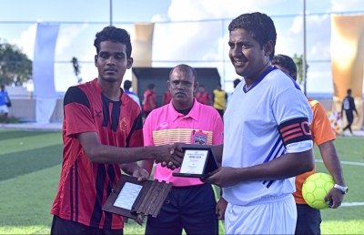 ސެންޓާރާ ރަސްފުށީގެ މުވައްޒަފުންނަށް ފުޓްސަލް ދަނޑެއް