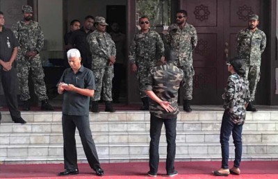 މަހްލޫފާއި އީވާ ސިފައިން ލާ ކަހަލަ ޔުނީފޯމެއްގައި! މަޖިލިހަކަށް ނުވަދެވުނު