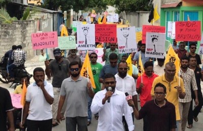 މެމްބަރުންތައް ދޫކޮށްލަން ގޮވާލައި މާލެ އާއި ބައެއް ރަށްރަށުގައި މުޒާހަރާކޮށްފި