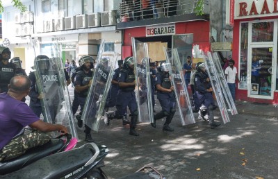 ވަކިވަކި ސިފައިންނާއި ފުލުހުންގެ މައްޗަށް ދައުވާކުރުން