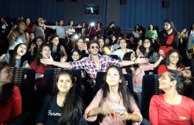 ފޭނުންގެ ލޯބި ގެއްލޭތީ ޝާހްރުކް ކަންބޮޑުވެފައި