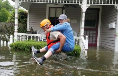 ތޫފާނުގެ ވިއްސާރައިގައި ފެންބޮޑުވެ ޓެކްސަސް އަޑީގައި