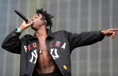 އިރު ކޭތަށް ބެލިޔަސް ލޯ އަނދިރިނުވާނެ ކަމަށް ބުނި ރެޕް ލަވަކިޔުންތެރިޔާއަށް ލަނޑެއް