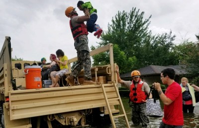 ތޫފާނުގެ ވިއްސާރައިގައި ފެންބޮޑުވެ ޓެކްސަސް އަޑީގައި