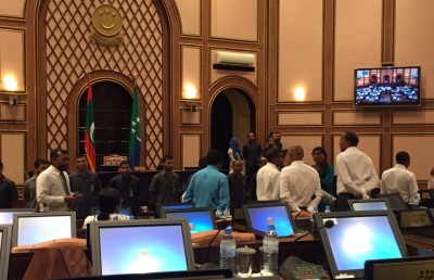 އިދިކޮޅު މެމްބަރުންގެ ދެކޮޅުހެދުންތަކާ އެކު ޖަލްސާ ނިންމާލައިފި