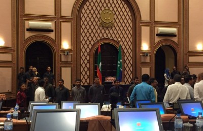 އިދިކޮޅު މެމްބަރުންގެ ދެކޮޅުހެދުންތަކާ އެކު ޖަލްސާ ނިންމާލައިފި